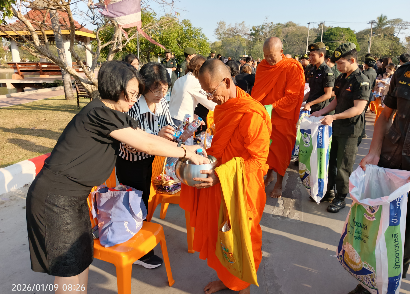 9. ตักบาตรข้าวสารอาหารแห้ง ทำบุญปีใหม่ 2569